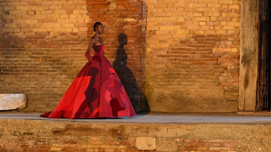 Valentino haute couture automne-hiver 2021-2022 : zoom sur 3 créations réalisées en collaboration avec des artistes
