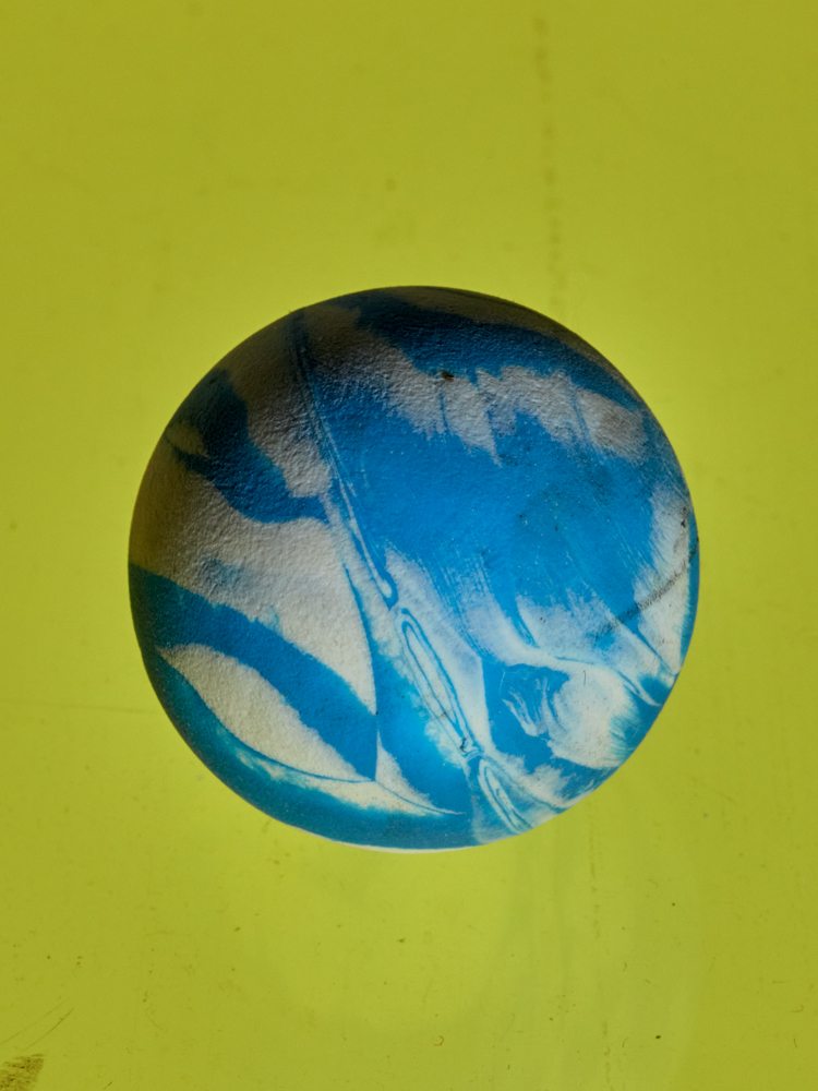 Roe Ethridge, “Rubber Ball” (2021).
