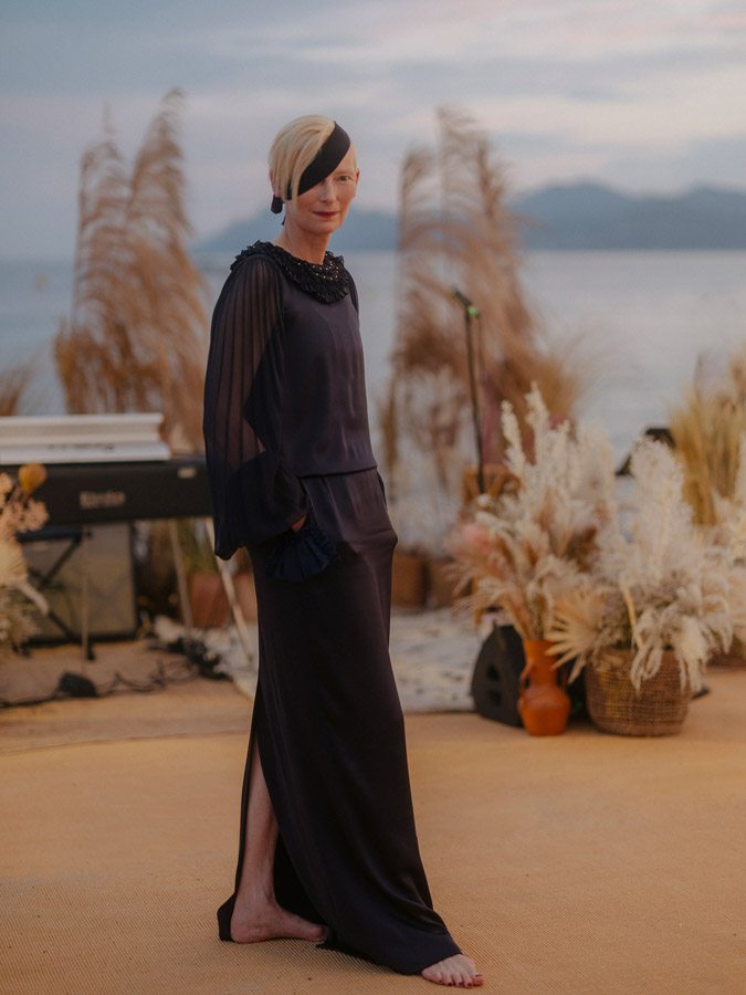 Tilda Swinton en robe Chanel et mise en beauté Chanel.