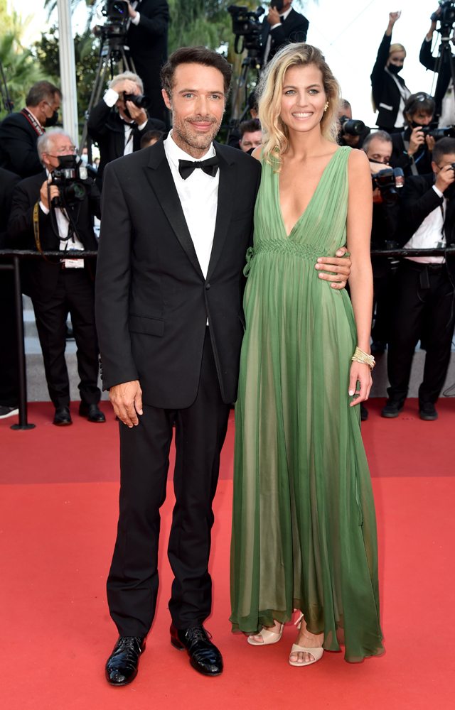 Nicolas Bedos et Pauline Desmonts en costume et robe Dior.