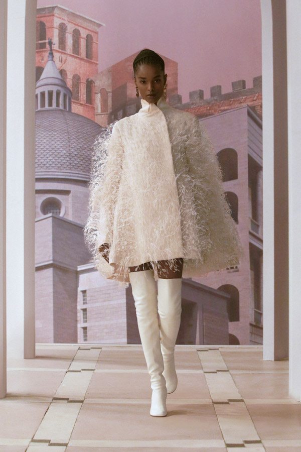 Élégance et douceur dans la collection Fendi haute couture automne-hiver 2021