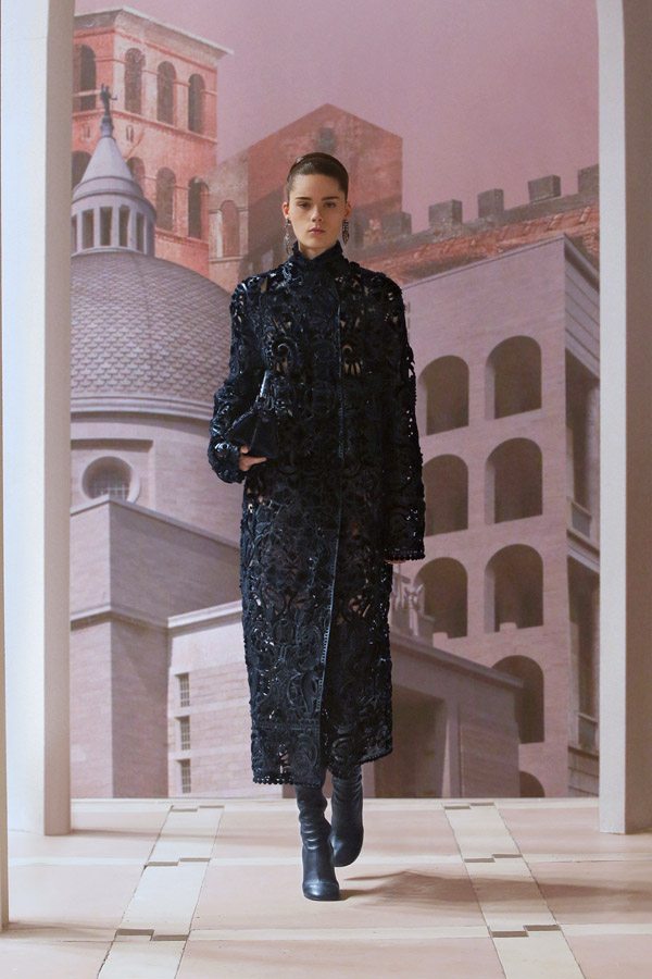 Élégance et douceur dans la collection Fendi haute couture automne-hiver 2021