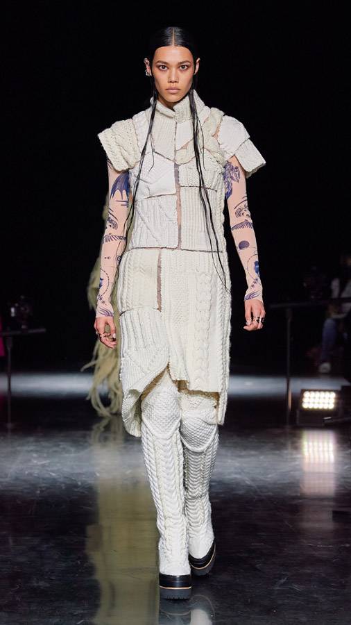 Sacai revisite les archives de Jean Paul Gaultier dans la collection haute couture automne-hiver 2021 du couturier