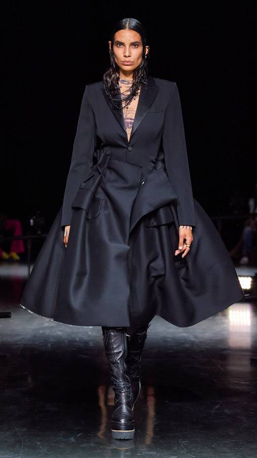 Sacai revisite les archives de Jean Paul Gaultier dans la collection haute couture automne-hiver 2021 du couturier