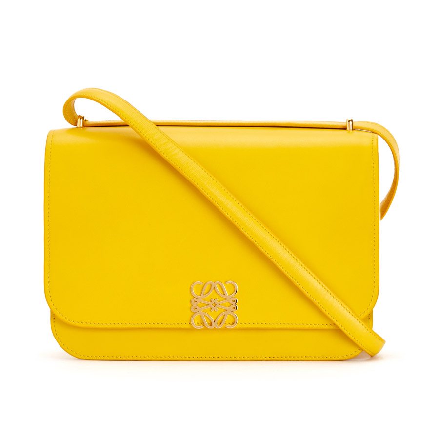 Loewe dévoile une nouvelle ligne de sacs au design minimaliste et fonctionnel
