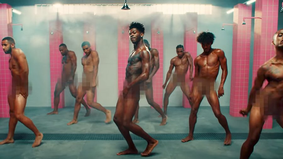 Lil Nas X se trémousse nu dans les douches d'une prison