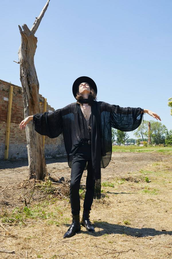 Saint Laurent présente sa collection homme printemps-été 2022 au sein d'une œuvre de Doug Aitken
