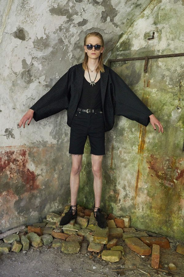 Saint Laurent présente sa collection homme printemps-été 2022 au sein d'une œuvre de Doug Aitken