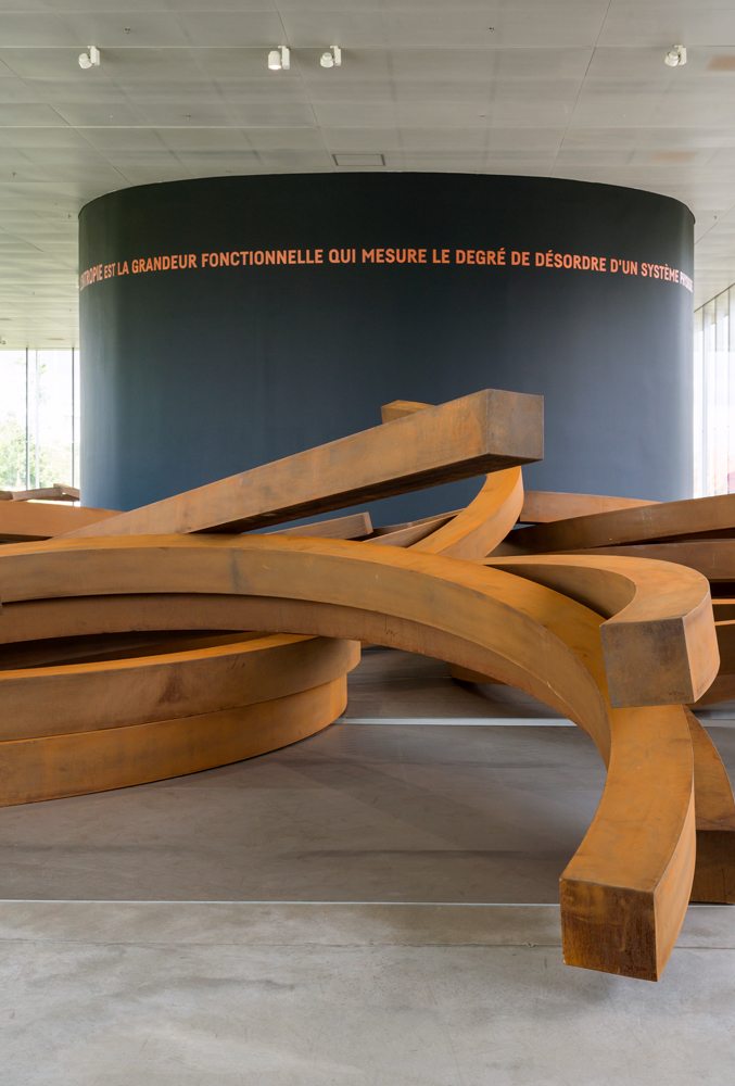 Vue de l'installation “L'hypothèse de la gravité” de Bernar Venet au Louvre-Lens.