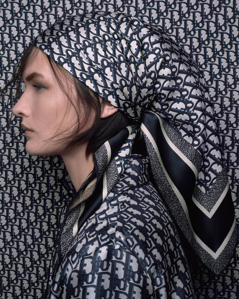 15 façons de porter le foulard en soie par Dior