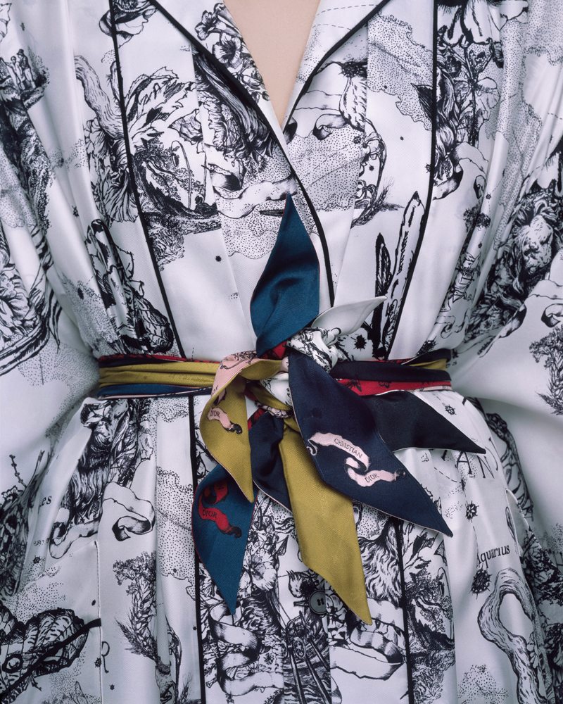 15 façons de porter le foulard en soie par Dior