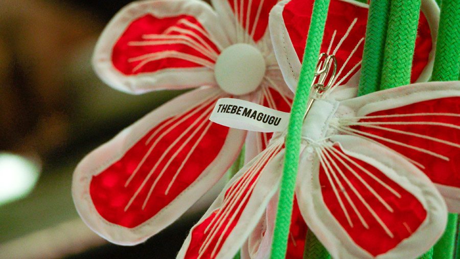 Quel créateur a installé 20 000 fleurs multicolores au Bon Marché ?