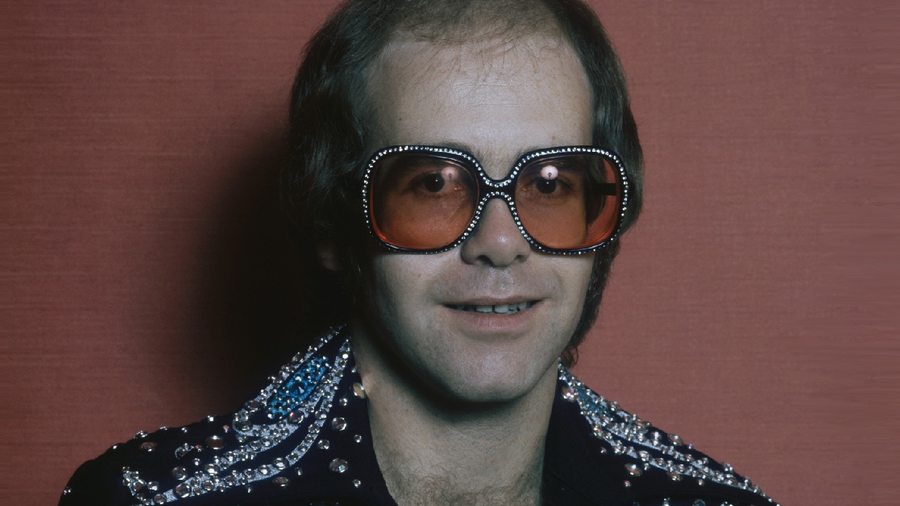 En vacances, Elton John improvise un concert dans un restaurant de Cannes 
