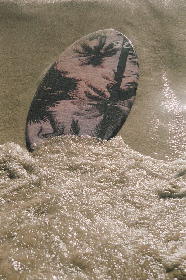 Cet été, surfez avec une planche Saint Laurent 