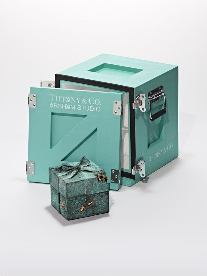 Daniel Arsham transforme la célèbre “Blue Box” de Tiffany & Co en œuvre d'art