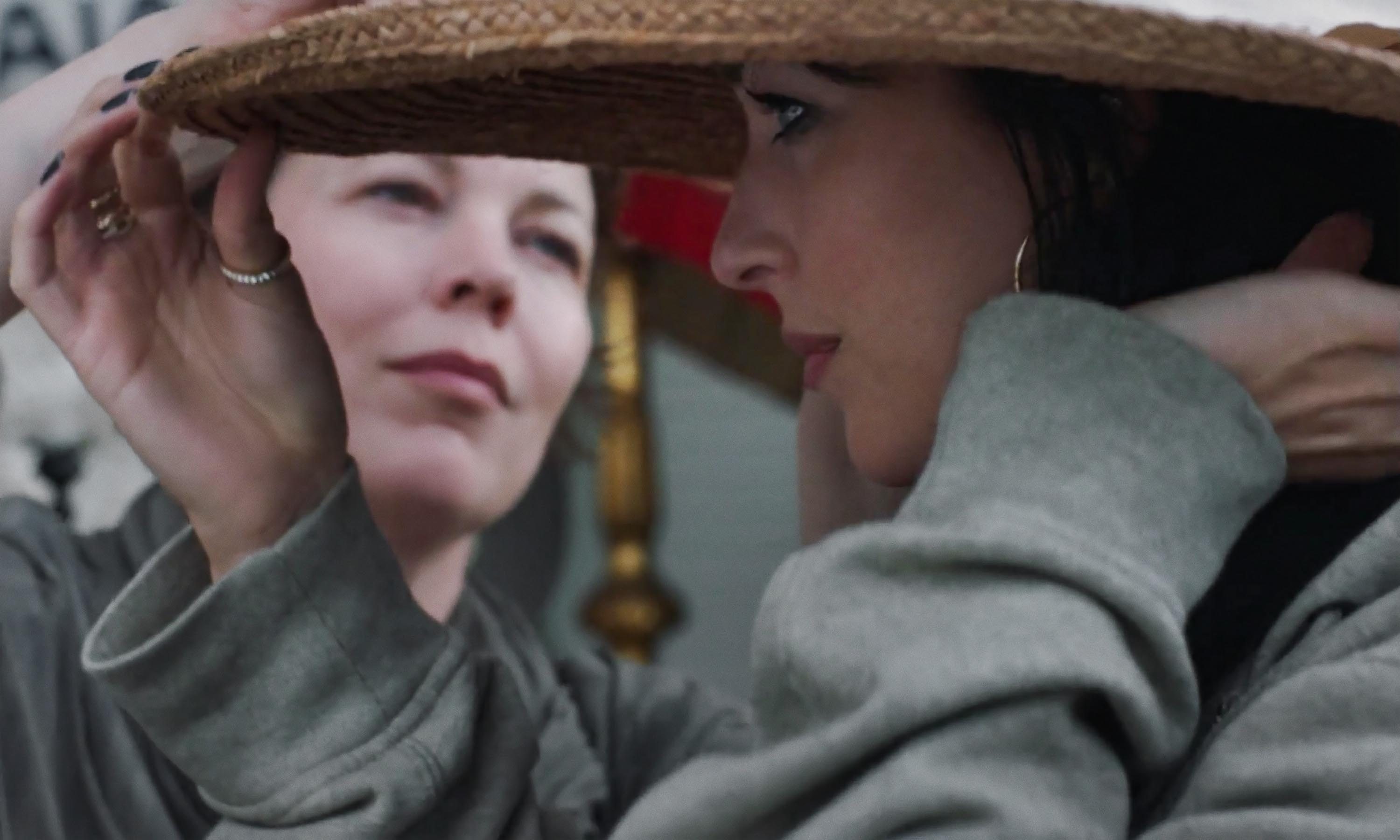 Mostra de Venise : Maggie Gyllenhaal pulvérise le male gaze dans son premier film