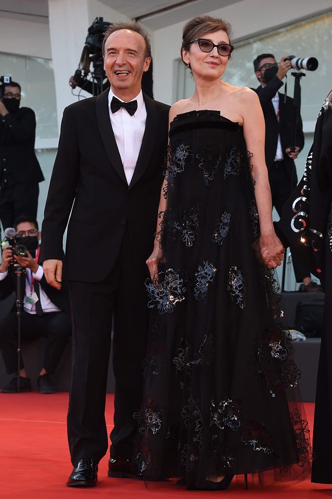 Roberto Benigni en costume Giorgio Armani et Nicoletta Braschi en robe Giorgio Armani Privé et mise en beauté Armani Beauty. © Getty