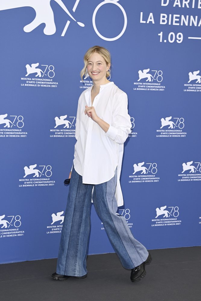 Alba Rohrwacher jean et chemise Dior.