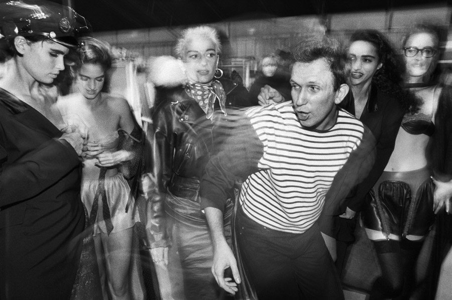 Backstage, défilé Jean Paul Gaultier collection "Barbès", prêt-à-porter femme automne-hiver 1984 © William Klein