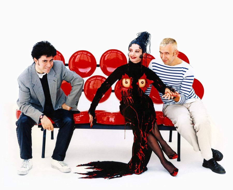Pedro Almodóvar, Victoria Abril et Jean Paul Gaultier sur le tournage de Kika, 1994 © Nacho Pinedo