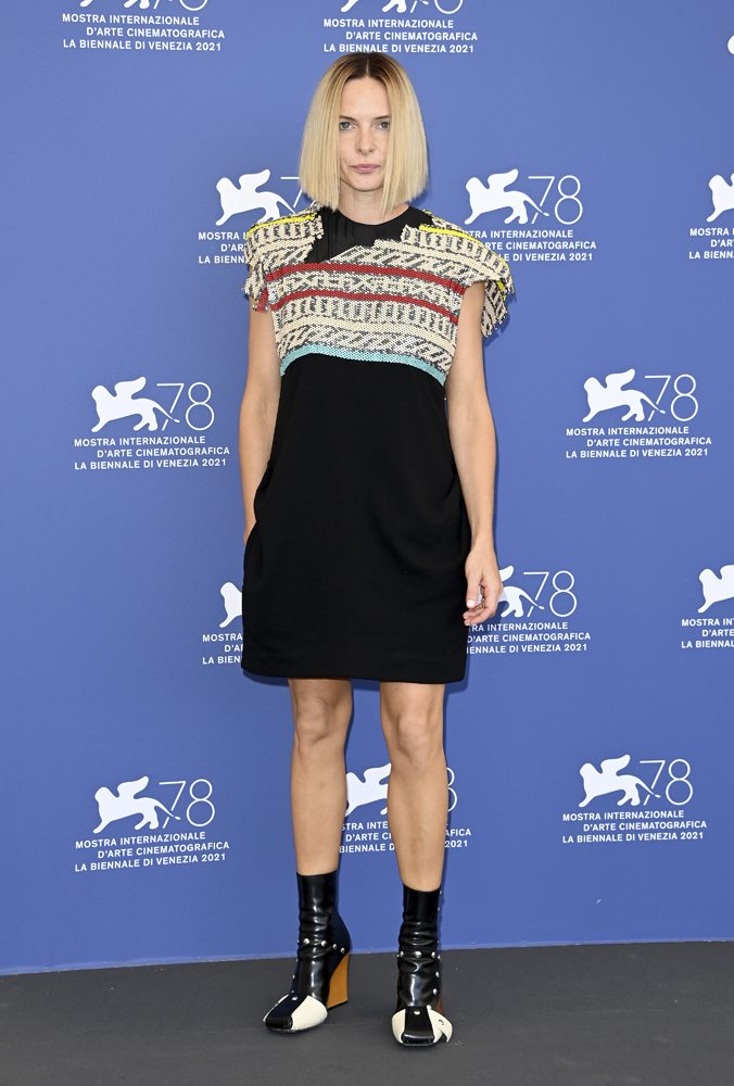 Rebecca Ferguson en robe Louis Vuitton