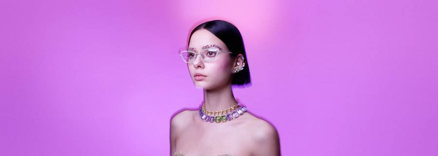Swarovski dévoile une collection de bijoux pop et colorés incarnée par Lourdes Léon