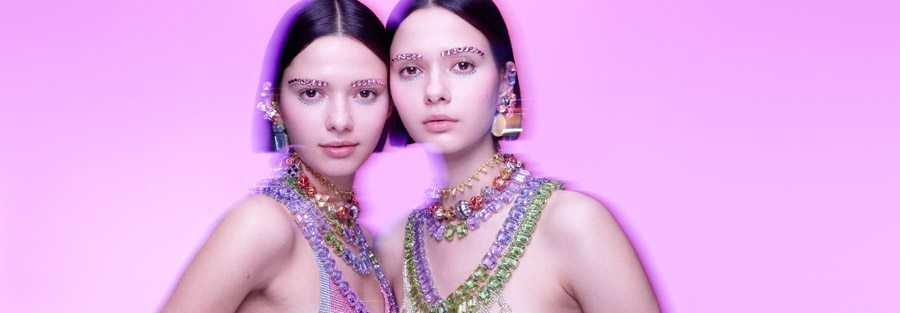 Swarovski dévoile une collection de bijoux pop et colorés incarnée par Lourdes Léon