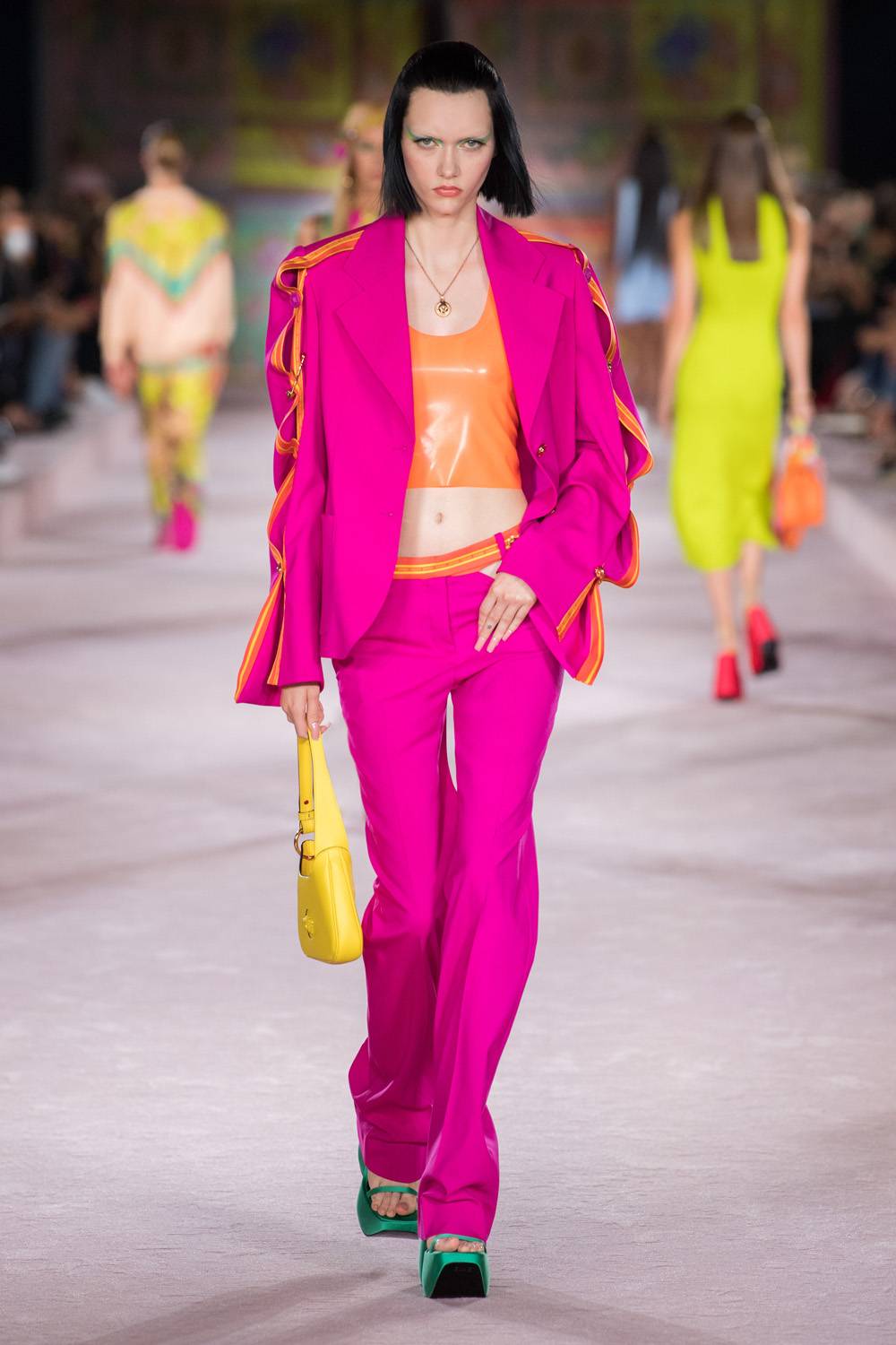 Dua Lipa enflamme le défilé Versace printemps-été 2022