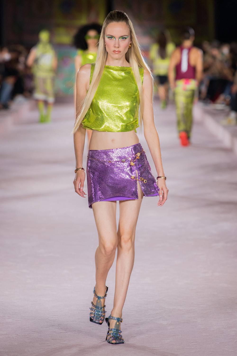 Dua Lipa enflamme le défilé Versace printemps-été 2022