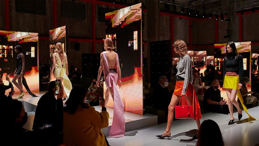 Prada présente son défilé printemps-été 2022 simultanément à Milan et Shanghai