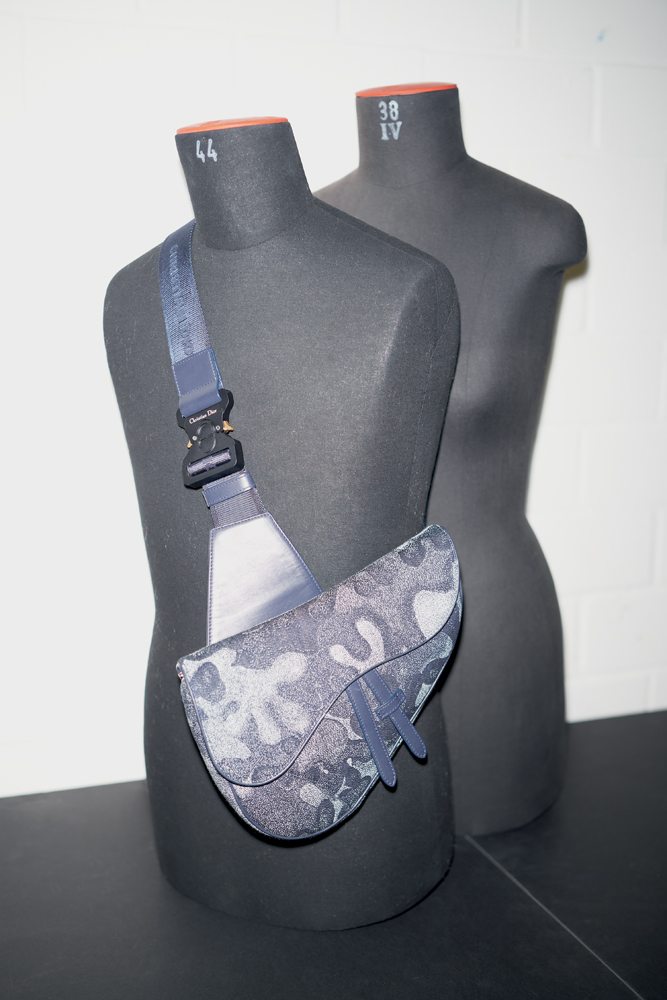 Sac “Saddle” en denim camouflage Dior and Peter Doig, collection homme, Dior.