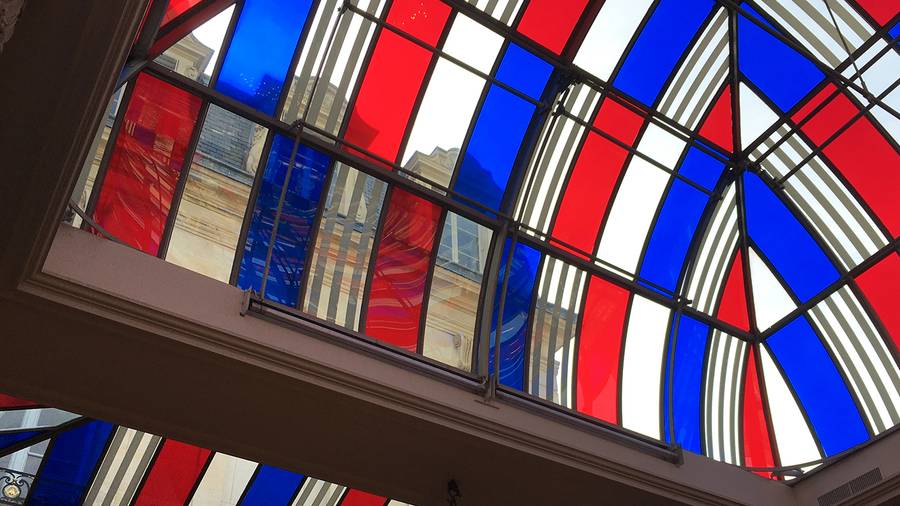 A l'Elysée, Daniel Buren transforme la verrière aux couleurs du drapeau français 