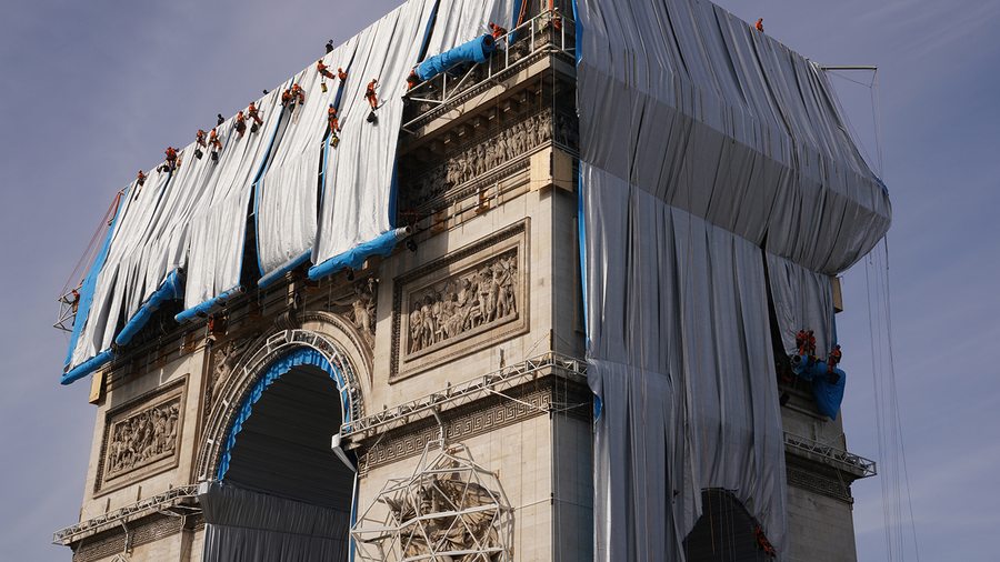 Christo et Jeanne-Claude : l'Arc de Triomphe s'emballe et les critiques s'enflamment