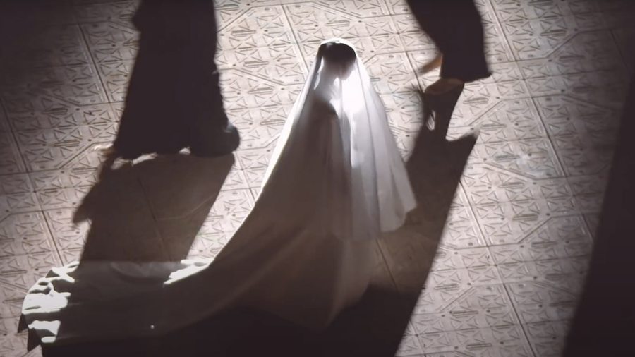 Kim Kardashian surgit en robe de mariée Balenciaga dans le nouveau clip de Kanye West
