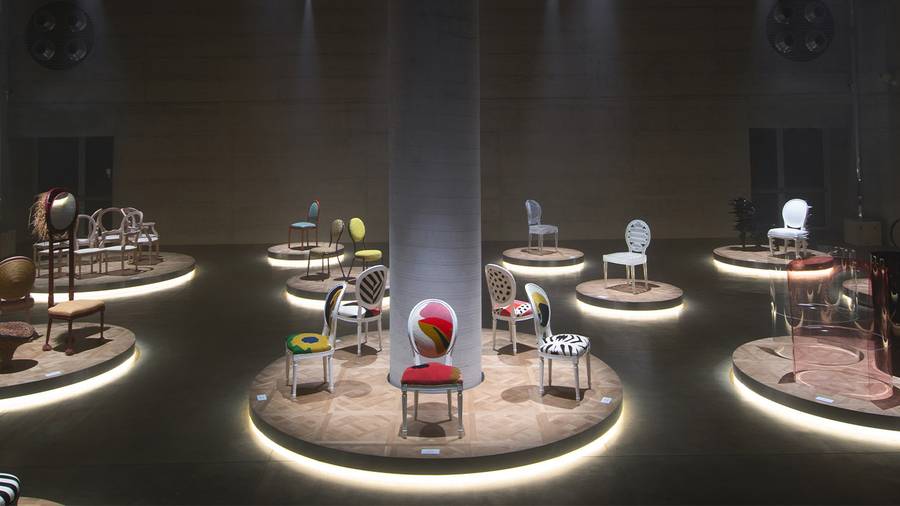 Dior crée l’évènement au Salone del Mobile en réinventant sa chaise Médaillon