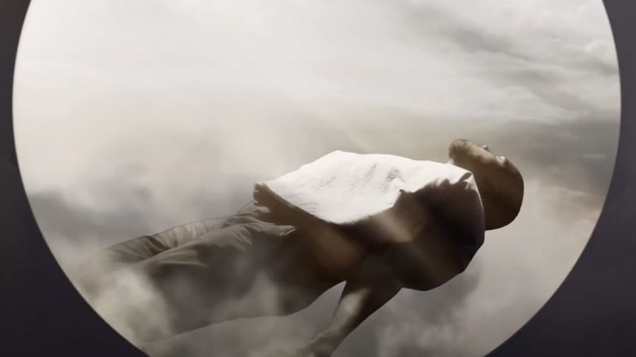 Kanye West se propulse dans l'espace dans le clip de “24”