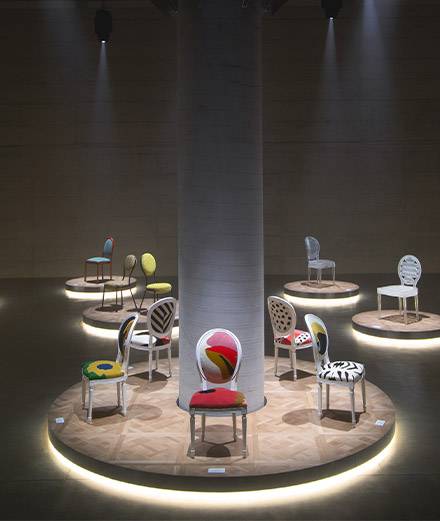 Dior crée l’évènement au Salone del Mobile en réinventant sa chaise Médaillon