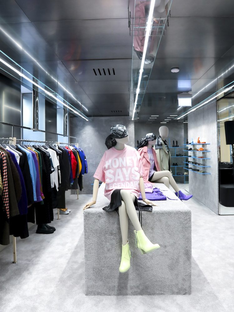 À Paris, le concept store Modes réunit jeunes créateurs, créations vintage et sneakers collectors