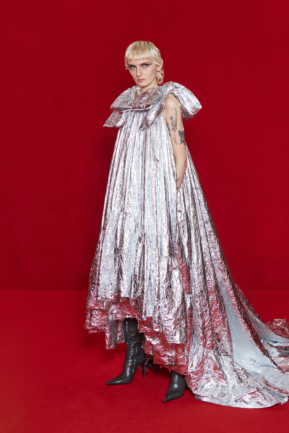 Balenciaga fait défiler Isabelle Huppert, Eliott Page et Amber Valletta lors d'un show exceptionnel façon tapis rouge 