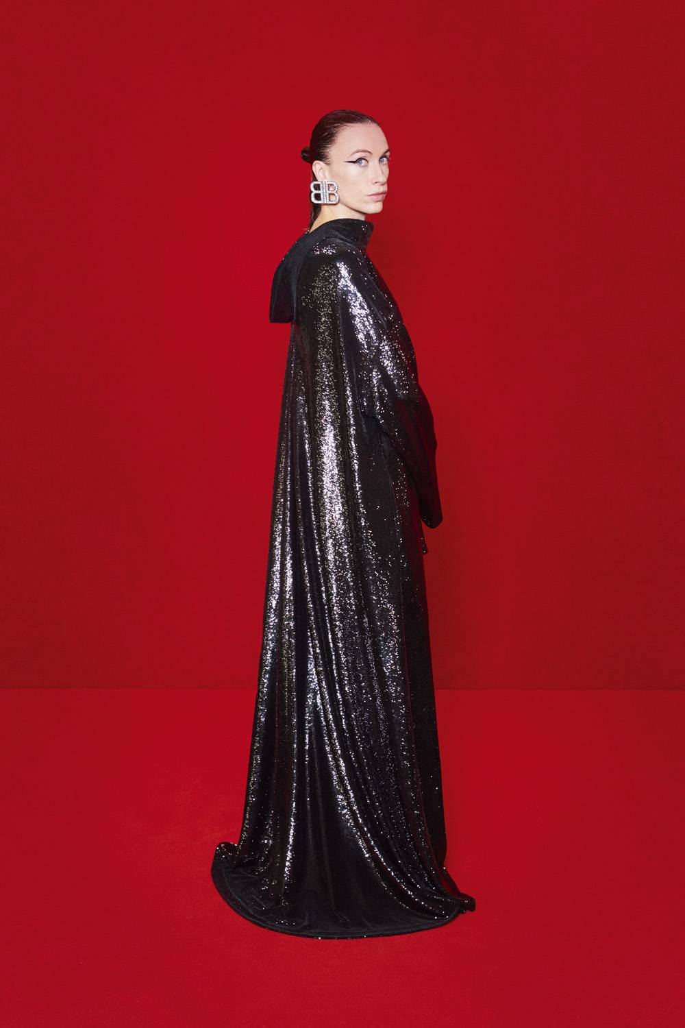 Balenciaga fait défiler Isabelle Huppert, Eliott Page et Amber Valletta lors d'un show exceptionnel façon tapis rouge 