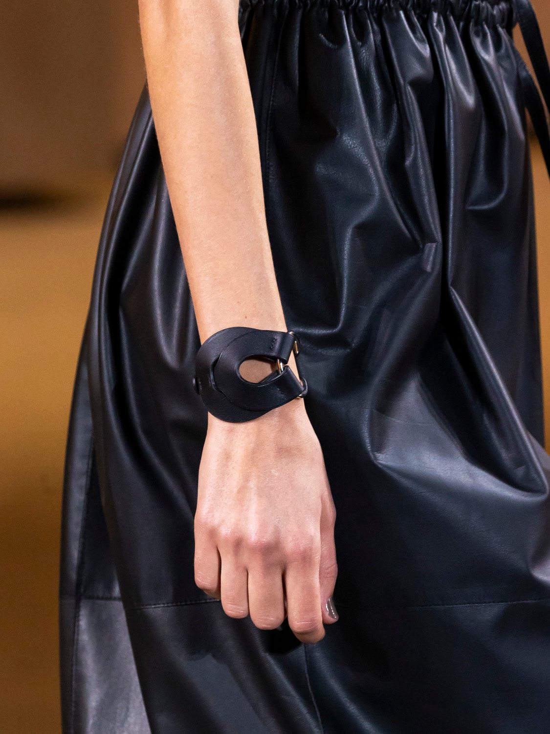 Un bracelet large en veau Swift noir astiqué et piqué et métal palladié.