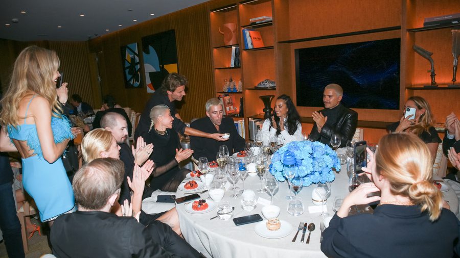 Natalia Vodianova et Alisa Volskaya célèbrent le designer Harry Nuriev lors d'un dîner 
