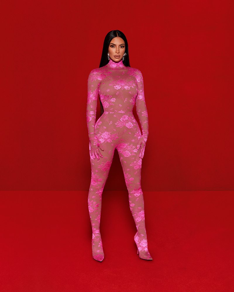 Kim Kardashian dévoile 3 nouveaux looks Balenciaga lors de son passage remarqué au Saturday Night Live
