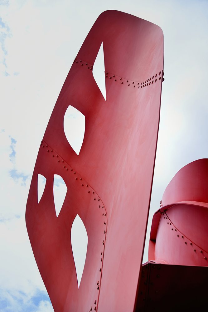 Alexander Calder, “Flying Dragon” (1975). Feuille de métal, boulons et peinture. 9,1 × 17,1 × 6,6 m. © 2021 Calder Foundation, New York / Artists Rights Society (ARS), New York Photo: Darren James Photography