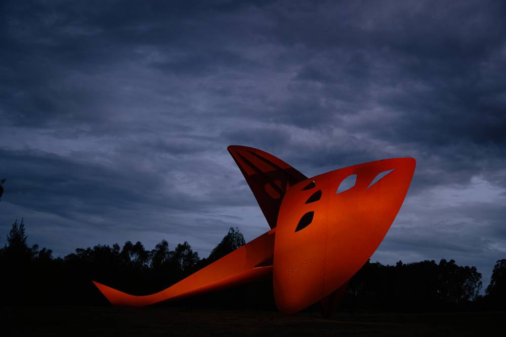 Alexander Calder, “Flying Dragon” (1975). Feuille de métal, boulons et peinture. 9,1 × 17,1 × 6,6 m. © 2021 Calder Foundation, New York / Artists Rights Society (ARS), New York Photo: Darren James Photography