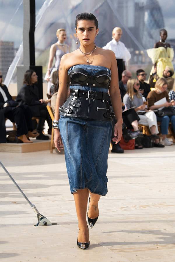 Naomi Campbell défile pour la collection Alexander McQueen printemps-été 2022