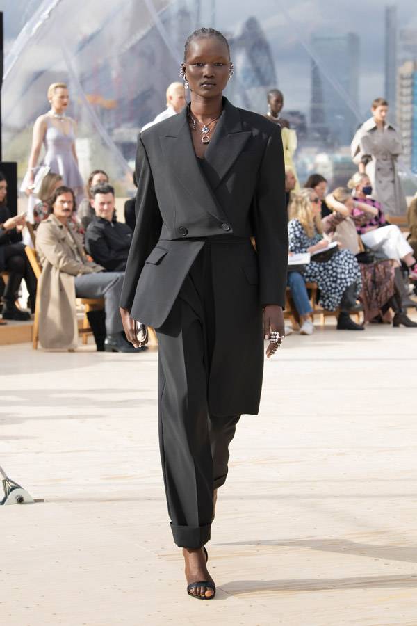Naomi Campbell défile pour la collection Alexander McQueen printemps-été 2022