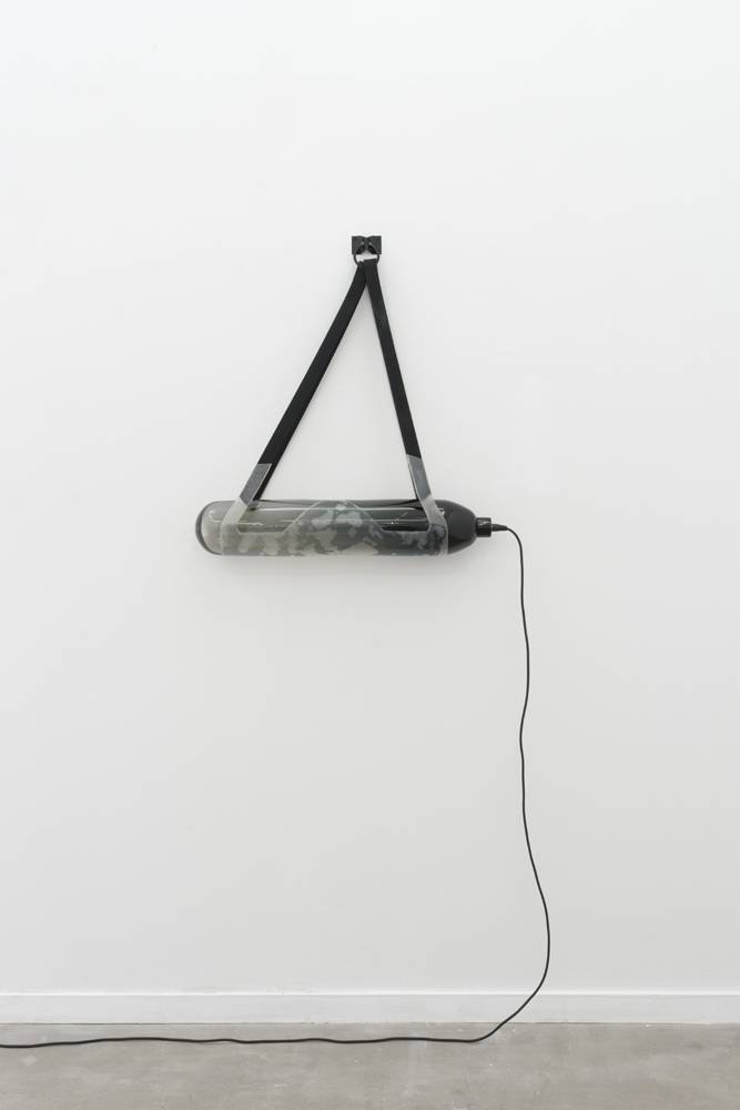 Jeanne Briand, Gamete Glass (Black Smoke I), 2016. Verre soufflé, silicone, crin, sangle, câble xlr. 192 x 75 x 12,5 cm. Courtesy de l’artiste. ©RomainDarnaud. 