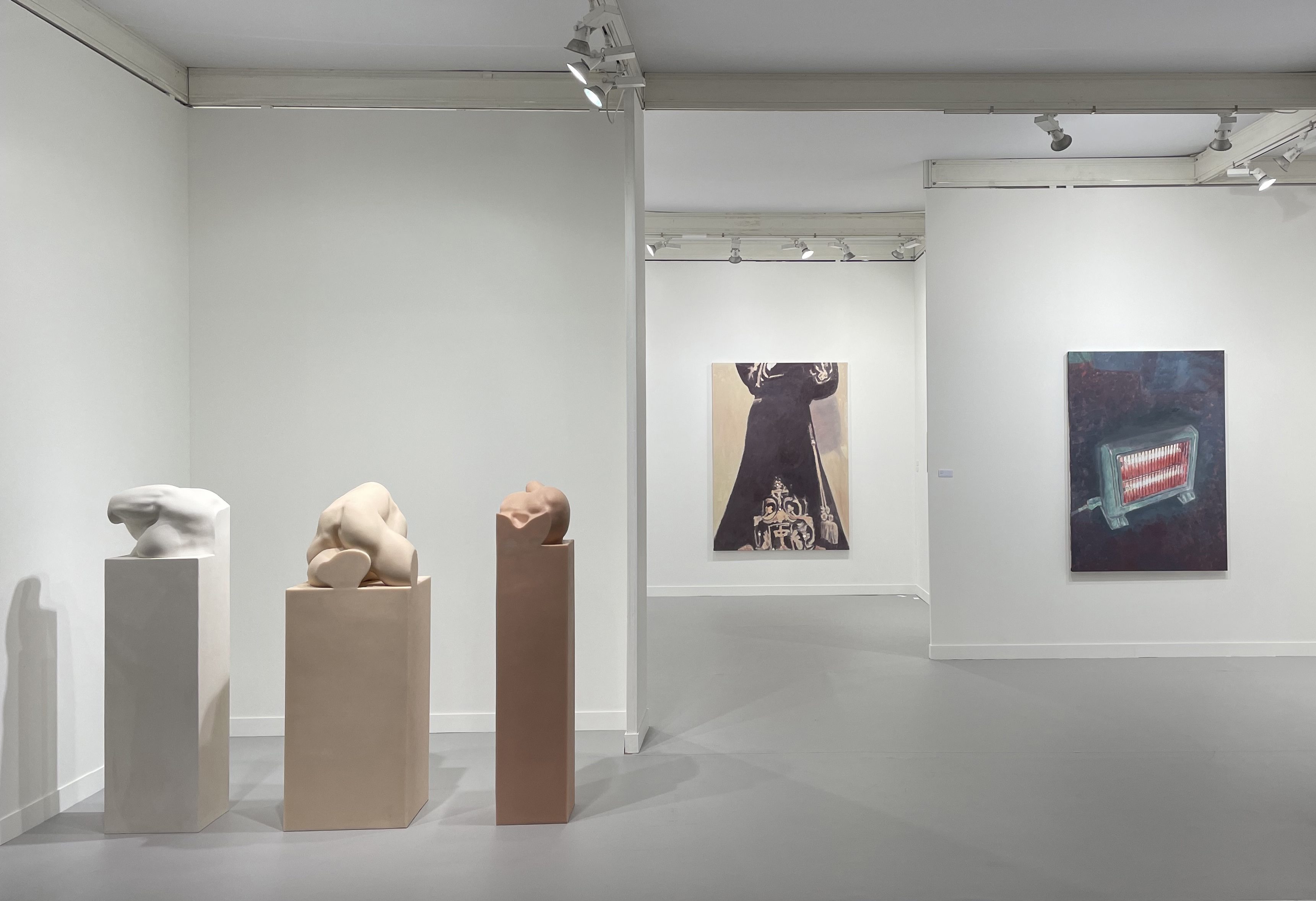 Vue du stand de la Zeno X Gallery avec des sculptures de Martin Margiela et des toiles de Luc Tuymans. FIAC 2021