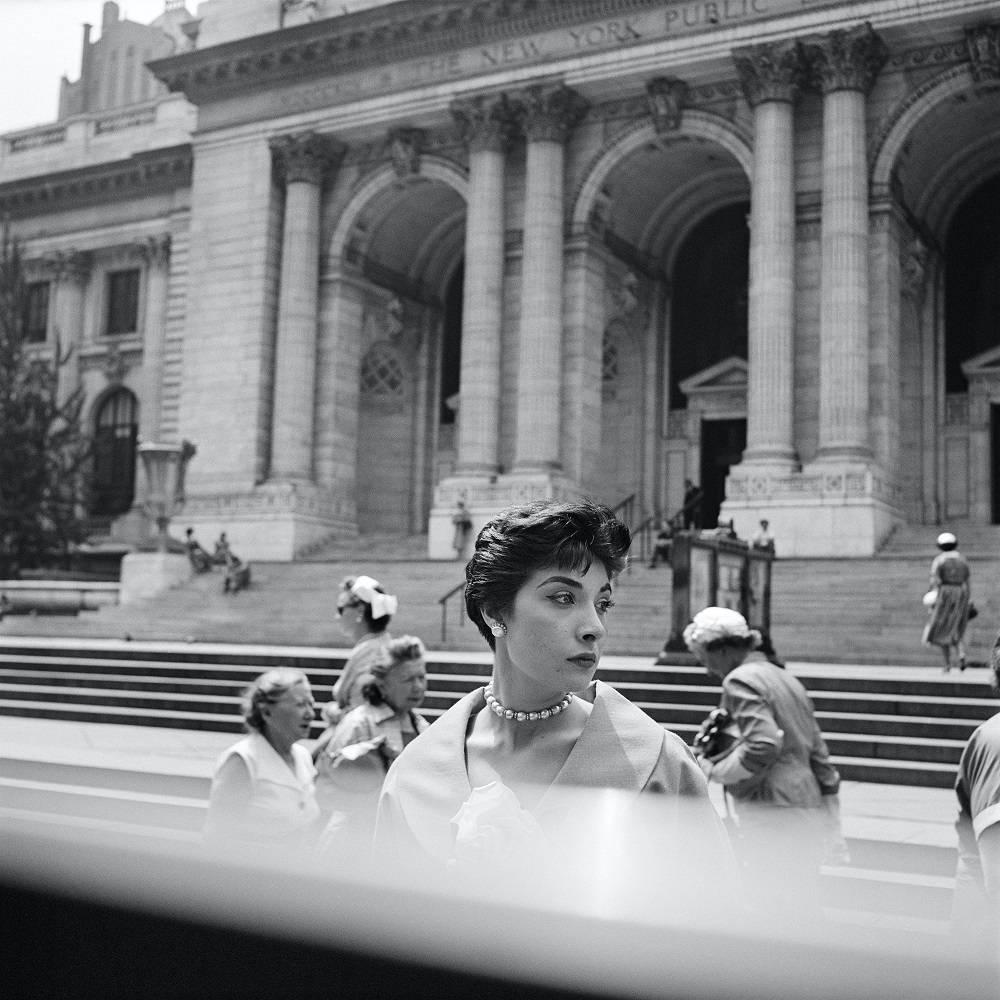 Vivian Maier, Bibliothèque publique de New York, vers 1954
tirage argentique, 2012, © Estate of Vivian Maier, Courtesy of Maloof Collection and Howard Greenberg Gallery, NY. 
